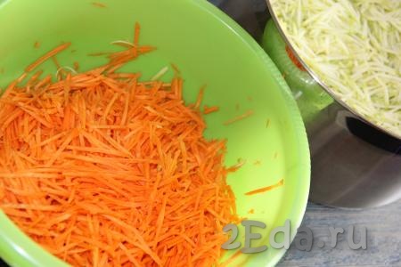 Очищенную морковку тоже натереть на тёрке для моркови по-корейски.