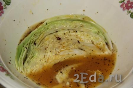 Обмакнуть куски капусты в яичную смесь с двух сторон.