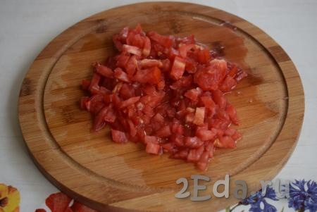Вымытый помидор нарежем на мелкие кубики.
