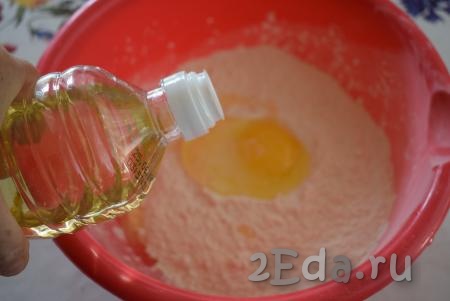 Сначала приготовим тесто, для этого в миску насыпаем муку. К муке вбиваем яйцо, добавляем соль и растительное масло.