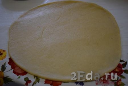 После расстойки тесто немного увеличится в объеме и станет эластичным. На столе, присыпанном мукой, раскатываем тесто в пласт толщиной 5-6 мм.