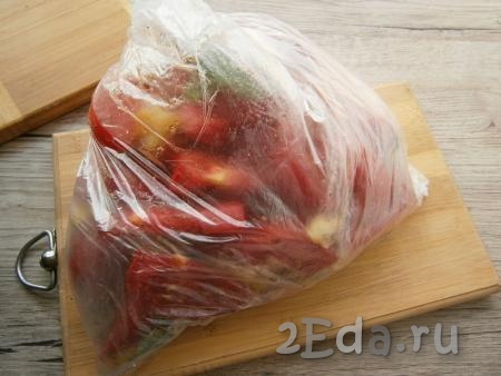 Пакеты крепко завязать, хорошенько потрясти, чтобы все специи распределились по помидорам. Поместить помидоры в холодильник на 2 часа.