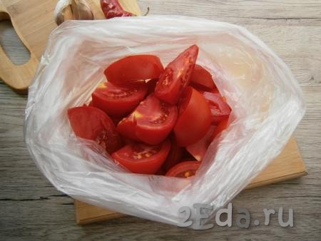 Поместить один целлофановый пакет в другой, выложить нарезанные помидоры.