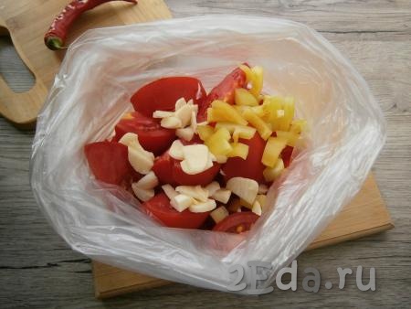 Чеснок очистить, из сладкого болгарского перца удалить семена и плодоножку. К помидорам добавить нарезанные кусочками сладкий болгарский перец и чеснок.