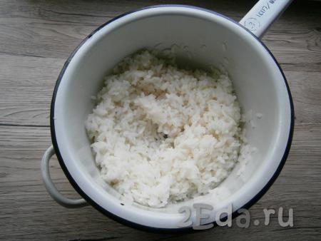 В отдельной кастрюле рис залить водой в соотношении 1 к 3 (то есть воды должно быть в 3 раза больше, чем риса) и отварить до полуготовности (в течение 10-15 минут), затем промыть рис под проточной водой. 
