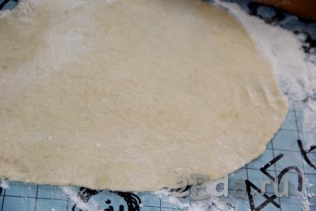 На поверхности, припыленной мукой,  раскатать тесто в пласт толщиной 0,5 см.