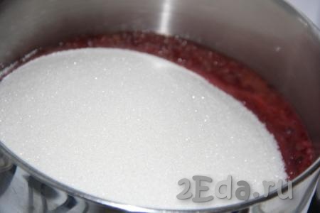 Выложить ягодную массу в кастрюлю и добавить сахар.