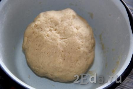 Замесить мягкое и нежное тесто. Если тесто получается рыхлым, тогда добавьте чайную ложку холодной воды.