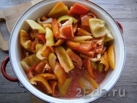 Довести томат до кипения, убрать пену и выложить перец.