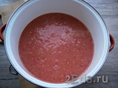 В кастрюлю влить 1 литр томата (для приготовления томата просто перекрутите помидоры на мясорубке).