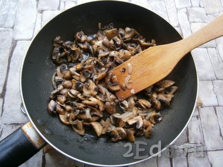 Жарить грибы с луком, помешивая, на среднем огне около 7-8 минут. Затем остудить шампиньоны, обжаренные с луком.