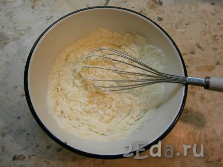 Сироп смешать со сливочным маслом, по желанию, добавить мускатный орех и молотую корицу. Частями добавлять сухое молоко, тщательно перемешивая венчиком.