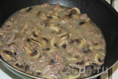 В процессе тушения куриные сердечки с грибами выделят достаточно жидкости. Практически готовое блюдо посолить и всыпать специи по вкусу.