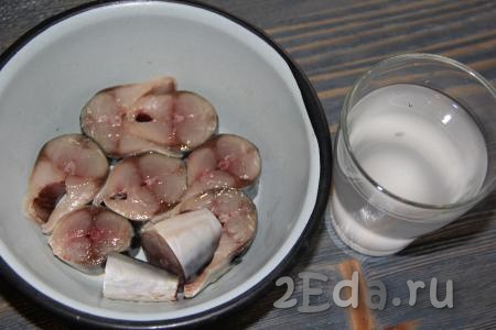 Выложить кусочки рыбы в глубокую тарелку в один слой. Соль развести в 200 мл воды.