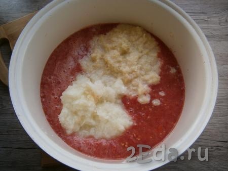 Добавить в томат перекрученные на мясорубке или измельченные в пюре блендером лук и болгарский перец.