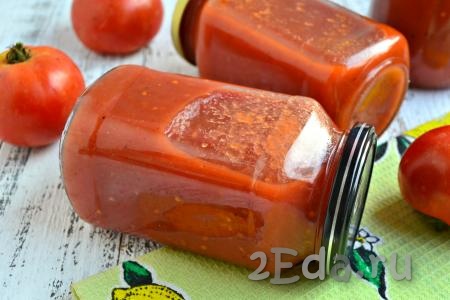Вкуснейший томатный соус "Краснодарский" перевернуть, укутать до полного остывания, а затем убрать на хранение (его можно хранить при комнатной температуре). Приготовьте соус по этому рецепту, зимой он станет отличным дополнением ко многим блюдам.