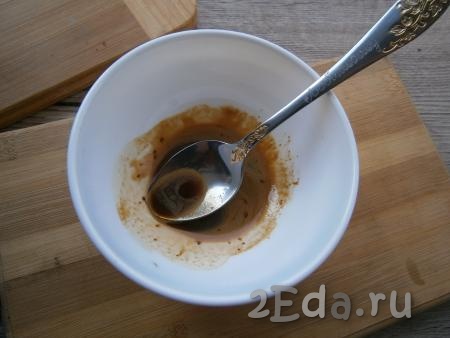 Для приготовления глазури растворить кофе в 1 столовой ложке кипятка.