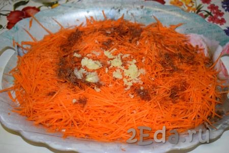Чеснок очистить от кожуры и пропустить через пресс, добавить в салат из моркови.