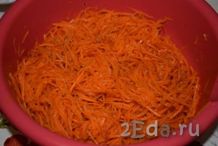 Залить салат из моркови горячим маринадом и перемешать.