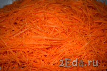 Старайтесь натирать морковь так, чтобы полоски получились длинными (по всей длине моркови).