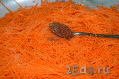 Всыпаем специи. С морковью хорошо сочетаются молотый кориандр, паприка и острый перец, именно эти специи я и добавила в салат.
