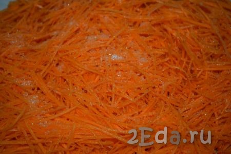 Далее солим натертую морковь и добавляем сахар.