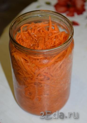 Приготовленный салат сложить в 0,7-литровую баночку, накрыть пластиковой крышкой и отправить в холодильник на 2-3 часа, для того чтобы морковный салат пропитался и настоялся.