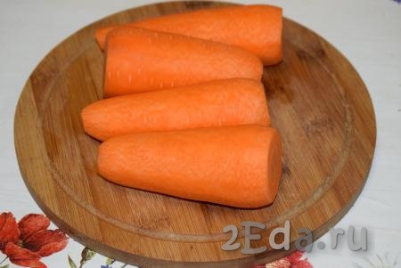 Морковку вымыть, дать стечь воде. Очистить морковь от кожицы.