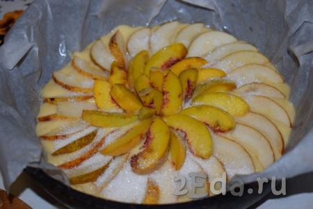 Посыпаем груши и персики сахаром. Ставим наш пирог в разогретую духовку и выпекаем, примерно, 45 минут при температуре 180 градусов.