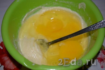 Затем добавляем яйца и взбиваем получившуюся массу миксером до пышной массы (я делала это вручную, так как на момент приготовления пирога у нас отключили свет).