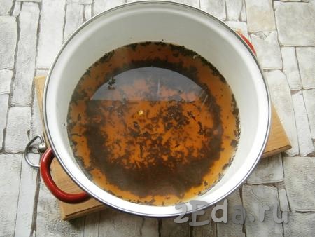 Приготовить чайный рассол, для этого нужно в кастрюлю влить воду, всыпать соль и сахар, довести до кипения. Всыпать черный чай, снять с огня.