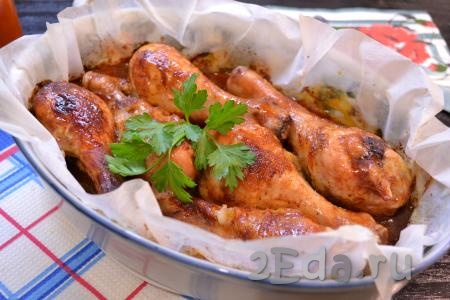 Запекать голени в разогретой духовке при температуре 180 градусов 1 час. Каждые 15 минут курицу поливать соусом, в котором она запекается. Готовые голени получатся красивого бронзового цвета.