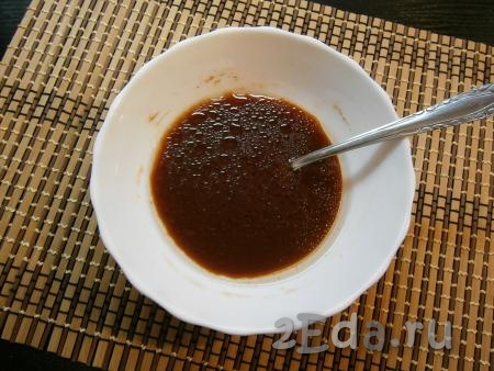Растереть компоненты соуса до однородности, влить растительное масло и воду, перемешать. Медово-соевый соус готов.