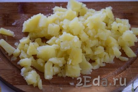 Отварной картофель (можно использовать и картофель сваренный в кожуре, а затем очищенный, и обычную вареную картошку) нарезаем на мелкие кубики.