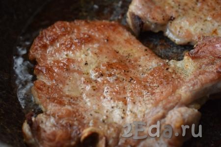 Благодаря тому что отбивные довольно толстые, внутри них образуется сок, поэтому готовое мясо получается сочным и вкусным. Когда отбивные подрумянятся, прокалываем их ножом и смотрим, чтобы сок выделялся прозрачный, без сукровицы. Наши свиные отбивные на косточке готовы, можно снимать их со сковороды. Аналогично нужно приготовить оставшиеся кусочки мяса.