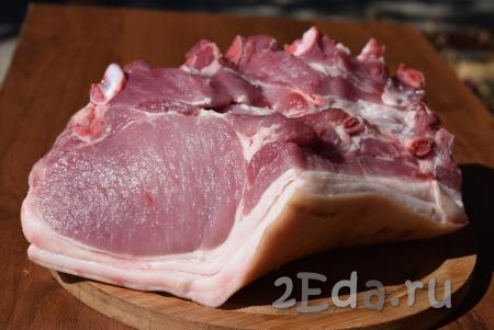 Антрекотную часть свинины порубить на порционные кусочки шириной, примерно, по 2 см. Я всегда прошу сделать это мясника, у которого покупаю мясо (обычно мясники не до конца рубят мясо, чтобы мясо было как бы веером).