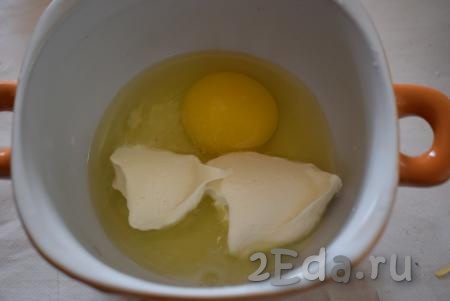Пока варится картофель, приготовим галушки. Для этого в глубокую миску вбиваем яйцо, кладем сметану и солим по вкусу. 