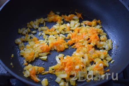 Пока варится бульон, приготовим зажарку, для этого очистим лук и морковь. Лук мелко нарежем, а морковь натрем на крупной терке. В сковороде разогреем растительное масло, добавим лук с морковью и обжарим их, иногда помешивая, до прозрачности на слабом огне (примерно, 15 минут), накрыв крышкой.
