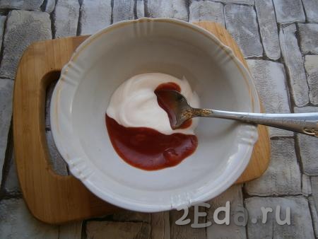 Отправить фаршированный перец, накрыв специальной крышкой для микроволновки с выходом пара, на 5 минут в микроволновку при мощности 700-750 Ватт. Пока перец готовится, смешать сметану и томатный соус.