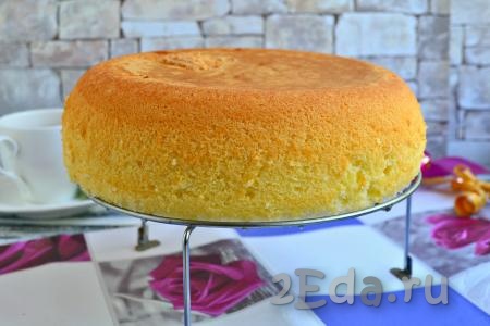 Теперь замечательный, необычайно вкусный и пышный бисквит, приготовленный в мультиварке, можно использовать для формирования торта.