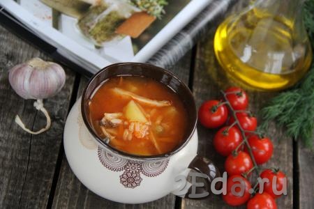 Подать аппетитный и сытный суп к столу. Можно добавить рубленную зелень. Рассольник с томатной пастой, приготовленный по этому рецепту, получается очень вкусным. 