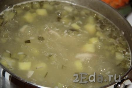 Когда картошка и рис проварятся минут 15, добавить в суп нарезанные соленые огурчики, влить 1 стакан огуречного рассола и варить 10 минут.