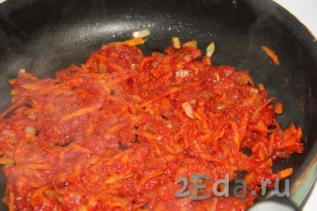 Затем добавить в сковороду томатную пасту, перемешать, потомить зажарку пару минут на небольшом огне.