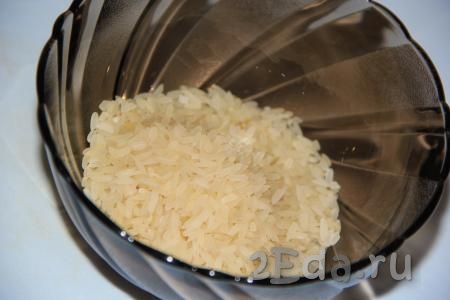 Вместе с картофелем и мясом добавить в бульон рис, варить с момента закипания 15 минут на небольшом огне.