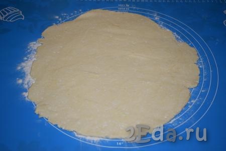 На поверхности, присыпанной мукой, раскатываем творожное тесто в пласт высотой не менее 0,5-0,8 см (чтобы печенье не получилось тонким).