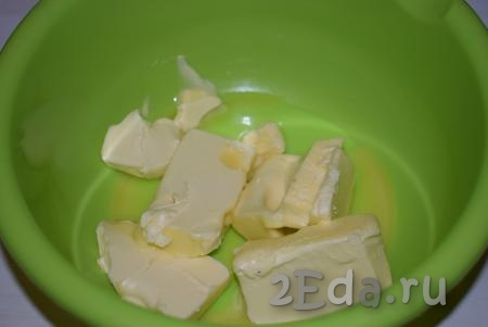 Сливочное масло нарежем на кубики и отправим в микроволновку на 20 секунд или оставим при комнатной температуре. Масло должно слегка размягчиться (как на фото).
