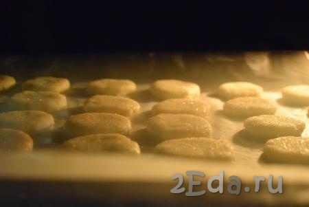 Ставим творожное печенье в разогретую духовку и выпекаем, примерно, 30 минут при температуре 180 градусов.