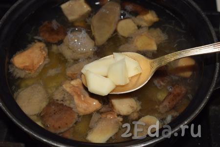 В кастрюлю с грибами кладем картофель, солим, перчим суп и варим его до готовности картошки (примерно, 15-20 минут).