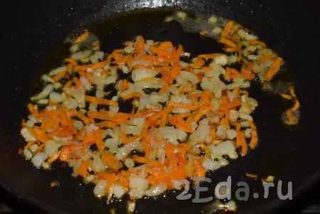 Жарим морковку с луком, иногда помешивая, на медленном огне до прозрачности овощей (примерно, 12 минут).