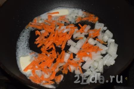 Пока грибы варятся, приготовим зажарку. Для этого нарежем мелко очищенные лук и морковь. Разогреем сковороду, добавим в нее растительное и сливочное масло, выложим нарезанные морковь и лук.